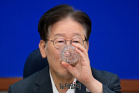 [포토] 단식 중 물 마시는 이재명 민주당 대표