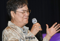 [포토] 신곡 '용기 있는 자만이 미인을' 무대 선보이는 남진