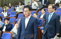 [포토] 의원총회 입장하는 박광온 민주당 원내대표
