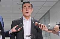 [포토] 출근하며 취재진 만난 신원식 국방부 장관 후보자