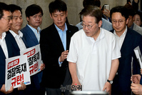 [포토] 단식 16일, 당대표실 향하는 이재명