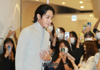 [포토] 백화점에 등장한 이수혁, 몽환적 비주얼