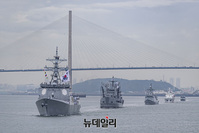 [포토] 인천상륙작전 전승행사, 해상사열하는 함정들