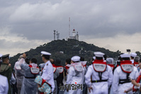 [포토] 인천상륙작전 전승행사, 점등 된 팔미도 등대 