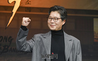 [포토] 유재명 '넷플릭스 도적 화이팅'