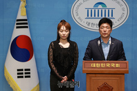 [포토] 민주당 문화예술소위 강행처리 규탄하는 '김예지-이용' 의원