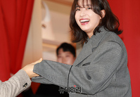 [포토] '봉석이 어머니' 소리에 활짝웃는 한효주