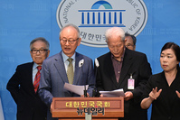 [포토] '이재명 구속 반대' 회견하는 이부영·신홍범