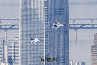 [포토] 서울상공 가르는 국산전투기 KF21·T50