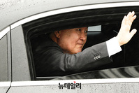 [포토] 손 흔드는 윤석열 대통령