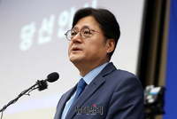 [포토] 민주당 의원들 앞에 선 홍익표 신임 원내대표