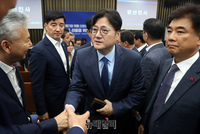 [포토] 축하인사 받는 홍익표 민주당 신임 원내대표