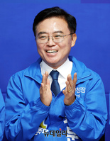 [포토] 박수치는 진교훈 민주당 강서구청장 후보