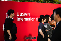 [포토] '부산국제영화제' 개막식 입장하는 관람객들 