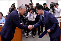 [포토] 선서문 제출하는 유인촌 후보자