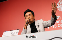 [포토] 주윤발, 올해의 아시아영화인상 수상