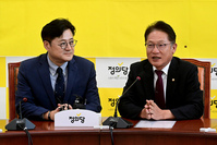 [포토] 환담 나누는 홍익표·배진교