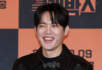 [포토] 배우 김건우 "3부 빛이 어둠이 될때로 인사드려요"