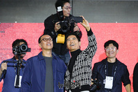 [포토] 주윤발 '남는건 사진이지'