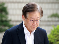[포토] 대장동·위례 특혜 의혹, 지팡이 짚고 첫 재판 출석하는 이재명 대표