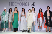 [포토] 패션코드 2024 S/S, 런웨이 인사하는 황이슬 디자이너