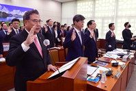 [포토] 증인선서 하는 박진 외교부 장관