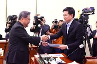 [포토] 선서문 전달하는 박진 외교부 장관