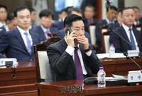 [포토] 국감장서 전화 받는 신원식 국방부 장관