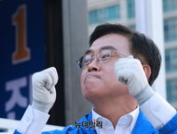 [포토] 율동하는 진교훈 강서구청장 민주당 후보