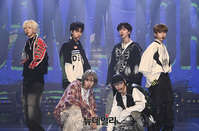 [포토] 타이틀곡 '퍼스트 클래스' 무대 선보이는 에이티투메이저