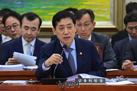 [포토] 의원들의 질문에 답하는 김주현 금융위원장