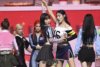 [포토] 타이틀곡 '허니 오어 스파이스' 무대 선보이는 라잇썸 