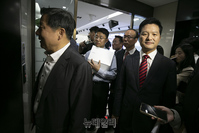 [포토] 김태우 후보 선거사무실 떠나는 이철규 사무총장