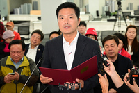 [포토] 패배 인정하는 김태우 강서구청장 국민의힘 후보