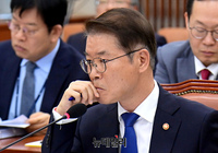 [포토] 질의 듣는 이정식 고용노동부 장관