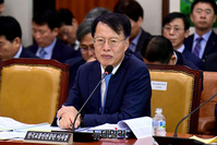 [포토] 국감서 답변하는 권용복 한국교통안전공단 이사장