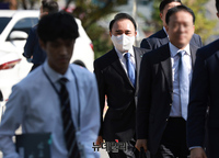 [포토] 공판 출석하는 윤홍근 BBQ 회장