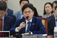 [포토] 답변하는 유국희 원자력안전위원회 위원장