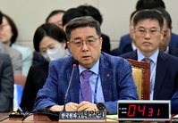 [포토] 방사능 측정기 관련 답변하는 김석철 한국원자력안전기술원장