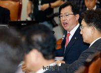 [포토] 중앙선관위원장 국감 배석으로 항의하는 이만희 의원