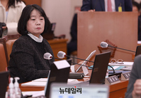 [포토] 농해수위 국정감사 참석한 윤미향 의원