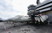 [포토] 로널드레이건함에 주기된 '매의 눈' E-2D 조기경보통제기