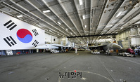[포토] 로널드레이건함 격납고에 걸린 태극기