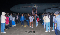 [포토] 이스라엘 교민 태운 우리군 수송기 서울공항 도착