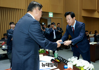 [포토] 국감 선서문 전달하는 오세훈 서울시장