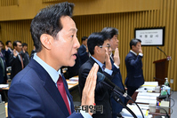 [포토] 2023 국정감사, 선서하는 오세훈 서울시장