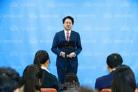 [포토] 기자들의 질문에 답하는 이준석