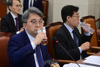 [포토] 물 마시는 유희동 기상청장 