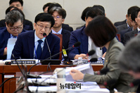 [포토] 답변하는 이원태 한국인터넷진흥원 원장