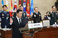 [포토] 국방부 국사법원 국정감사, 선서하는 신원식 장관